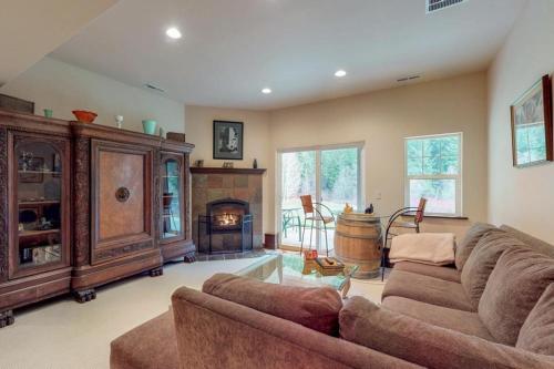 Eagle Creek Home and Carriage House - image 8