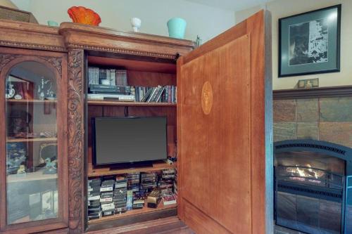 Eagle Creek Home and Carriage House - image 12