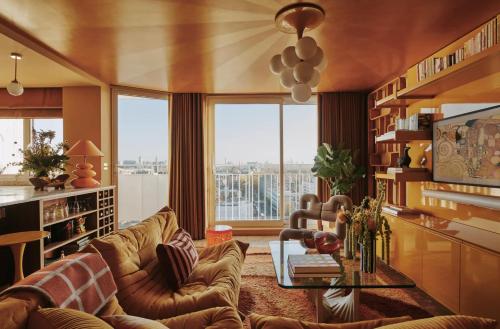 Retro-Chic Designer Stay in London with River View, Londyn