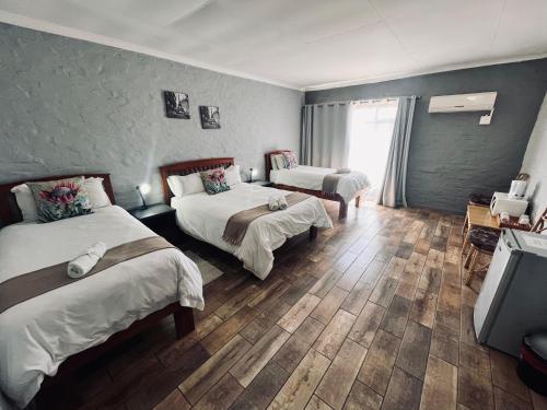 1 double bed, 2 twin beds