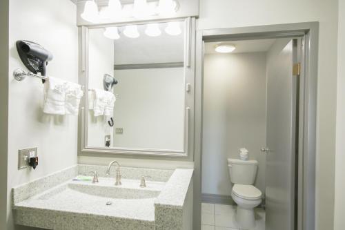 Hotel Arthur by OYO Glenwood Hwy 34 - 화장실