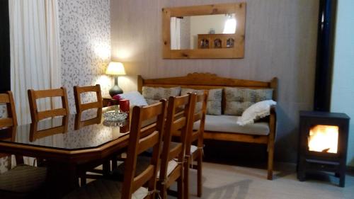 Koplietošanas atpūtas telpa ar TV, Casa Rural San Blas in Sanjuanejo