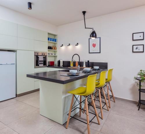 kuhinja, Alma in Caesarea