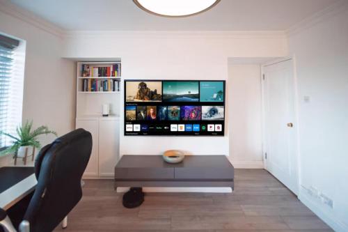 Modern 1 Bed Flat Moments from Chiswick High Road, Londýn