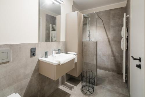 浴室, meer suite juist 2 - mit Infrarotsauna und Fitnessraum in 尤斯特