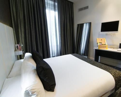 Double or Twin Room (1-2 Adults) image 9