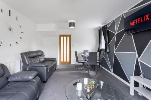 Stylish 2-Bedroom House in Oldbury Sleeps 4 in 올드버리