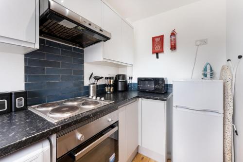Stylish 2-Bedroom House in Oldbury Sleeps 4 in 올드버리