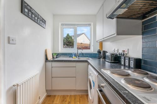 Stylish 2-Bedroom House in Oldbury Sleeps 4 in 올드버리