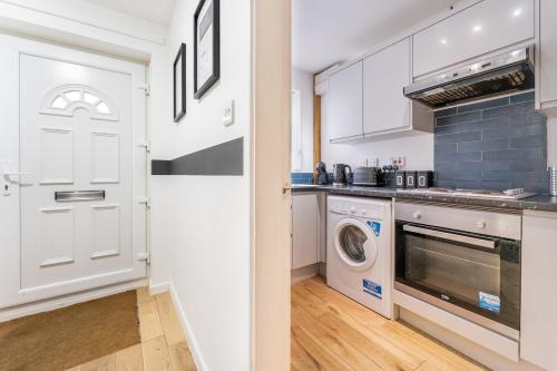 Stylish 2-Bedroom House in Oldbury Sleeps 4 in 올드버리