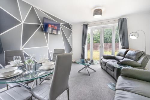 Stylish 2-Bedroom House in Oldbury Sleeps 4 in 올드버리