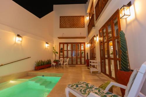 Casa Bali Castillo View Private Pool & Rooftop, Near Historic Center