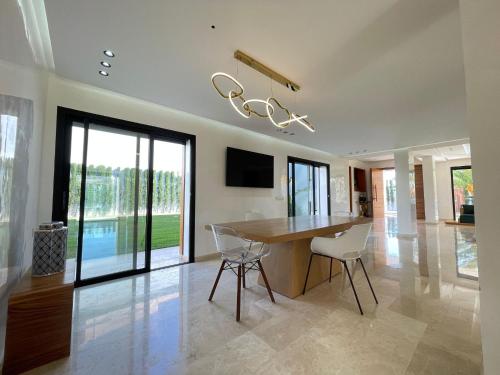 Wonderful 6 Bdrm Villa with Pool RG62028 in 스위스 시티