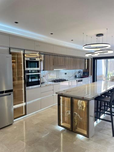 Wonderful 6 Bdrm Villa with Pool RG62028 in 스위스 시티