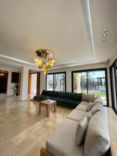 Wonderful 6 Bdrm Villa with Pool RG62028 in 스위스 시티