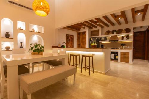 Casa Bali Castillo View Private Pool & Rooftop, Near Historic Center in Pie Del Centro