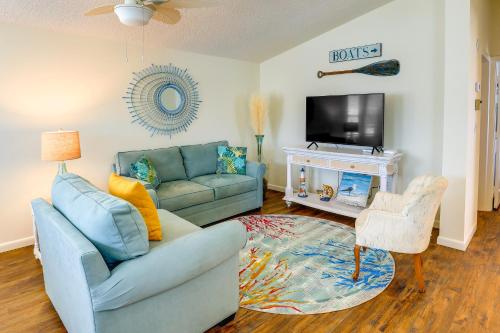 Cozy Jensen Beach Home Pool Access, Walk to Beach in Jensen Beach, USA