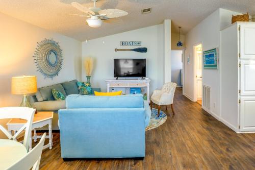 Cozy Jensen Beach Home Pool Access, Walk to Beach in Jensen Beach, USA