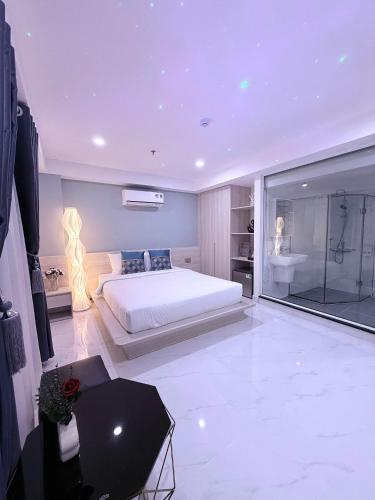 The Luxury Hotel 