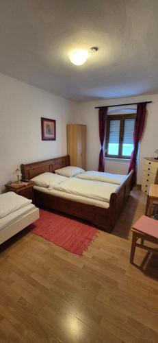 1 king bed, 1 twin bed