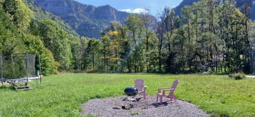 Chalet 8 personnes + grand terrain et riviere in Entremont