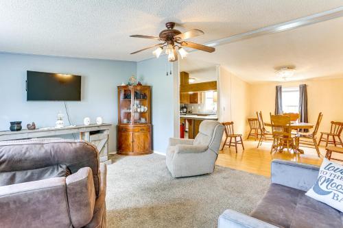 . 3 Mi to Dtwn: Pet-Friendly Farm Retreat in Paris!