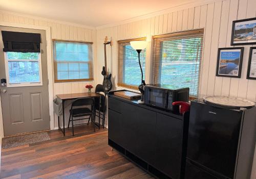 Üzleti központ, Charming Romantic Lakefront Cottage or Guest Room Depending on Availability Near Golf in Anderson (SC)
