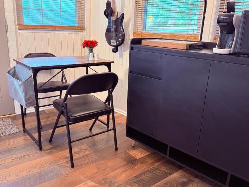 Létesítmények, Charming Romantic Lakefront Cottage or Guest Room Depending on Availability Near Golf in Anderson (SC)