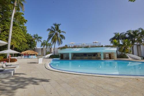 Modern Escape with Pool & Beach - image 2