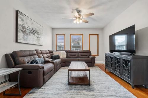 Tufts 3-Bed 2-Office Home with Laundry in 梅德福