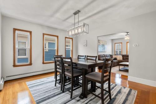 Tufts 3-Bed 2-Office Home with Laundry in 梅德福