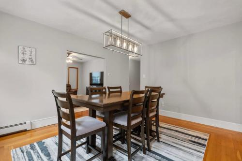 Tufts 3-Bed 2-Office Home with Laundry in 梅德福
