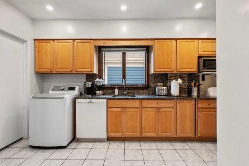 Tufts 3-Bed 2-Office Home with Laundry in 梅德福