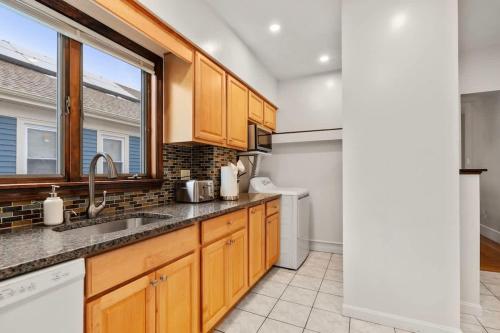 Tufts 3-Bed 2-Office Home with Laundry in 梅德福