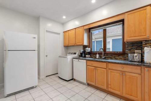 Tufts 3-Bed 2-Office Home with Laundry in 梅德福