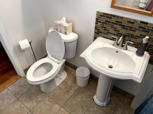 Tufts 3-Bed 2-Office Home with Laundry - image 14