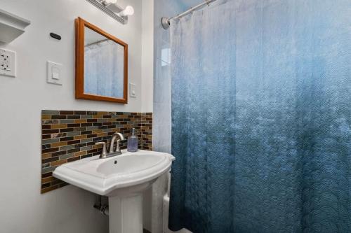 Tufts 3-Bed 2-Office Home with Laundry - image 10