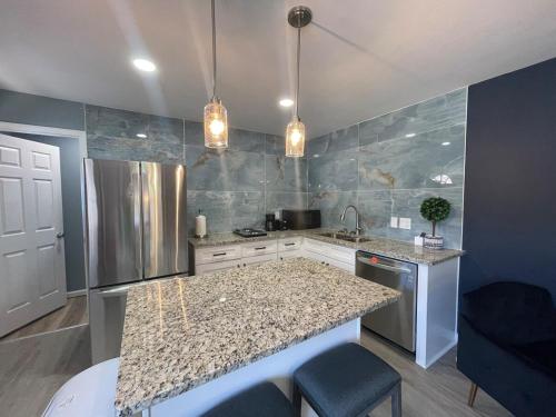 Heart of city studio with 2 queen beds in Mechanicsville