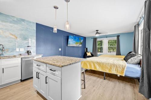 Heart of city studio with 2 queen beds in Mechanicsville