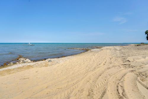 . Chic Port Austin Studio: Steps to Lake Huron