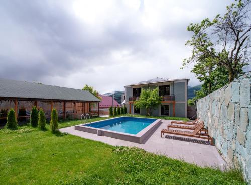 Villa with heating big pool 35C, terrace, sauna and cinema – khách sạn tại Dilijan