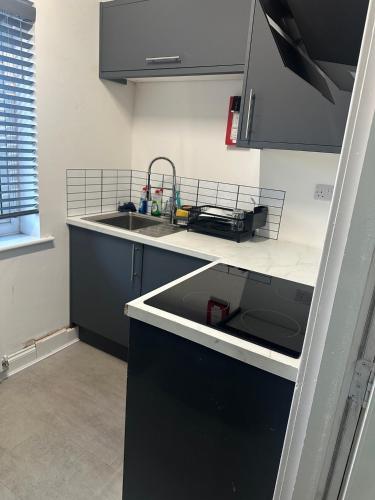 Spacious 5-BD Flat | Sleeps 10 | Parking & WiFi in เชสเชอะ