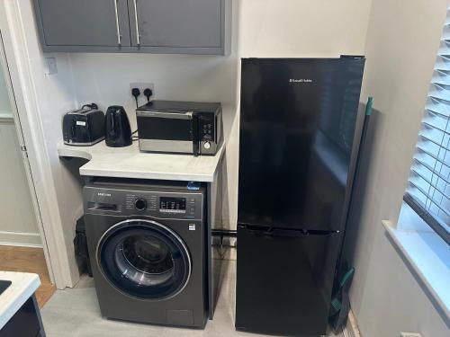 Spacious 5-BD Flat | Sleeps 10 | Parking & WiFi in เชสเชอะ