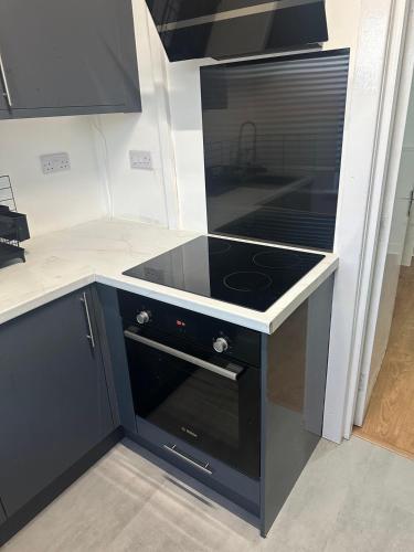 Spacious 5-BD Flat | Sleeps 10 | Parking & WiFi in เชสเชอะ