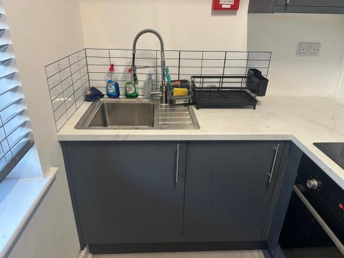 Spacious 5-BD Flat | Sleeps 10 | Parking & WiFi in เชสเชอะ