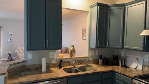 Konyha, Cozy, Modern Townhome by Mimi and Sandrine in Waldorf (Maryland)