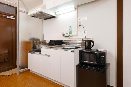 Kitchen, 恵比寿駅から徒歩1分 渋谷3分 新宿10分 30m2でゆったり 最高の立地 403号室 in Ebisu