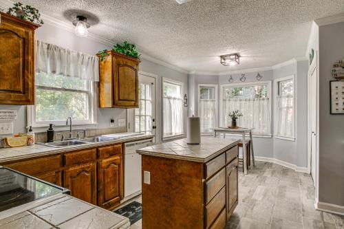 3 Mi to Marina Quiet Getaway with Deck in Lexington in เลกซิงตัน (SC)