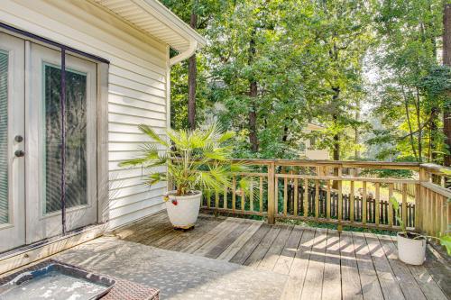 3 Mi to Marina Quiet Getaway with Deck in Lexington in เลกซิงตัน (SC)
