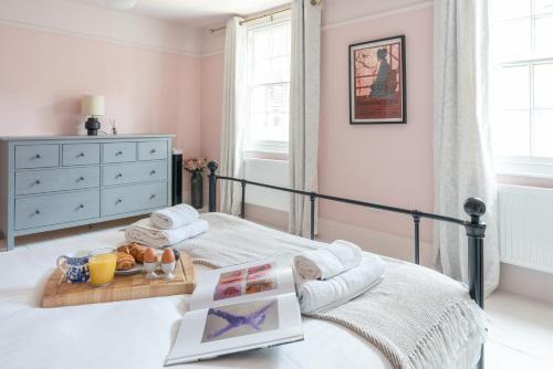 Cosy City-Centre House near Train Station & Business School, with Garden